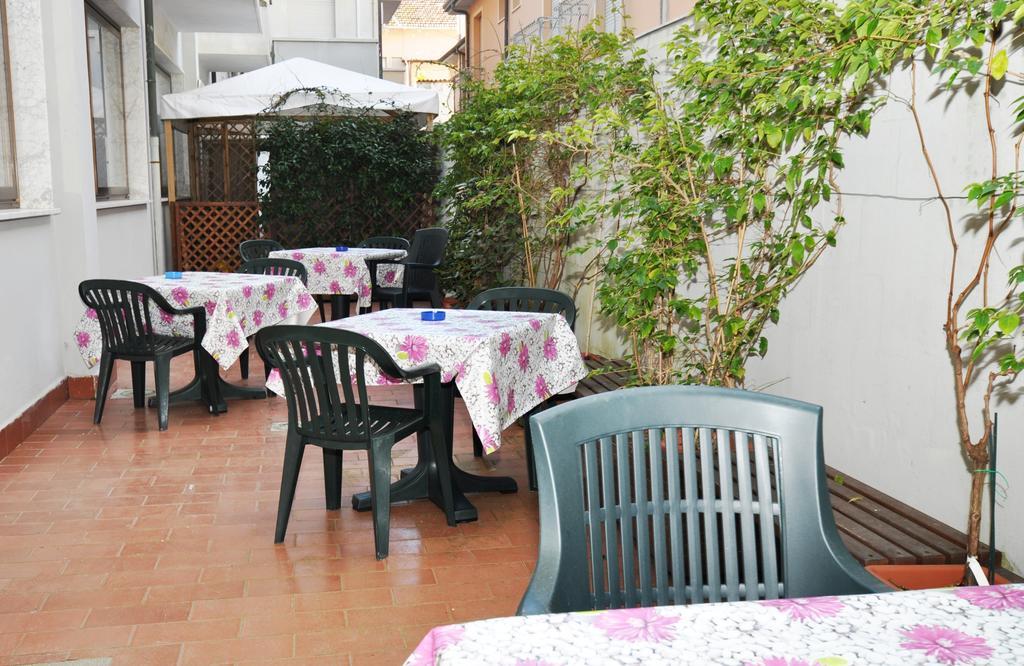 Hotel Derna Viareggio Buitenkant foto