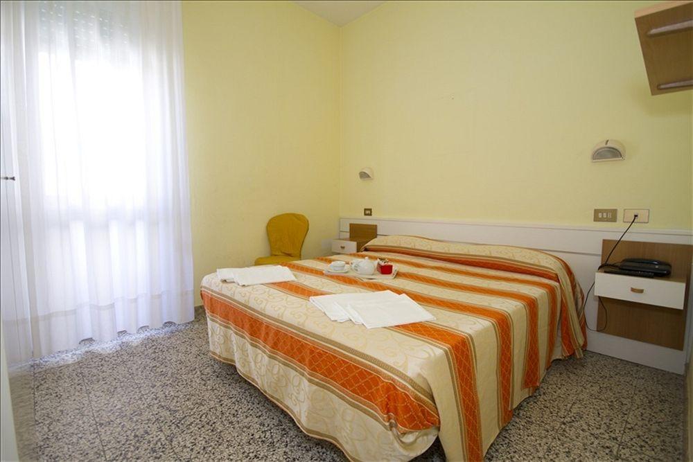 Hotel Derna Viareggio Buitenkant foto