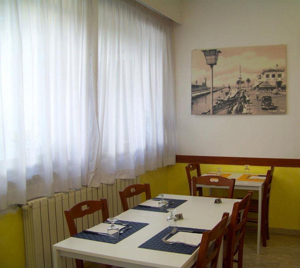 Hotel Derna Viareggio Buitenkant foto