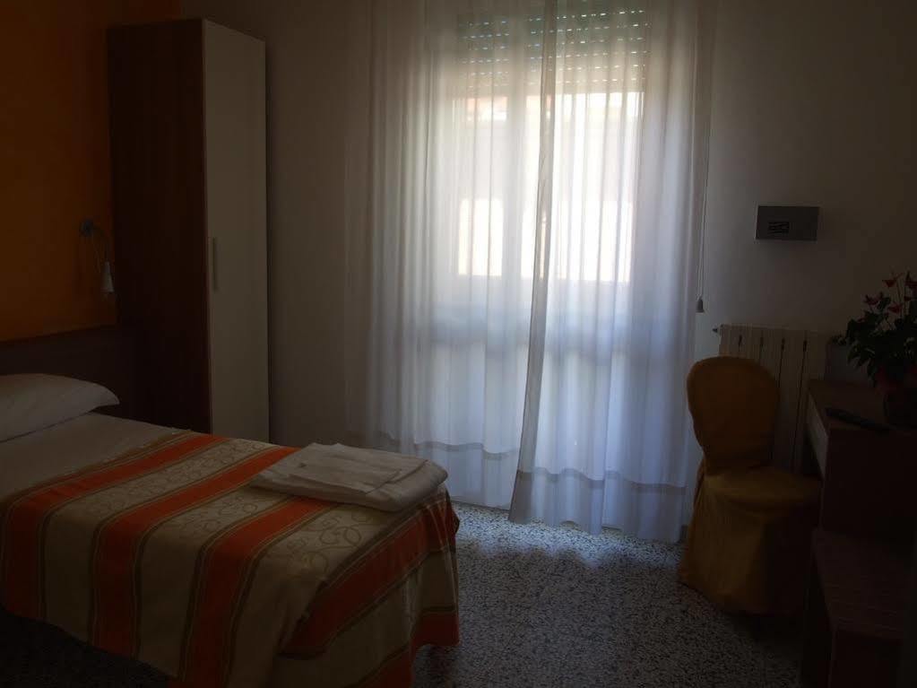 Hotel Derna Viareggio Buitenkant foto