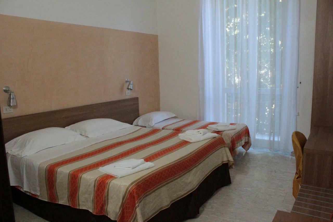 Hotel Derna Viareggio Buitenkant foto