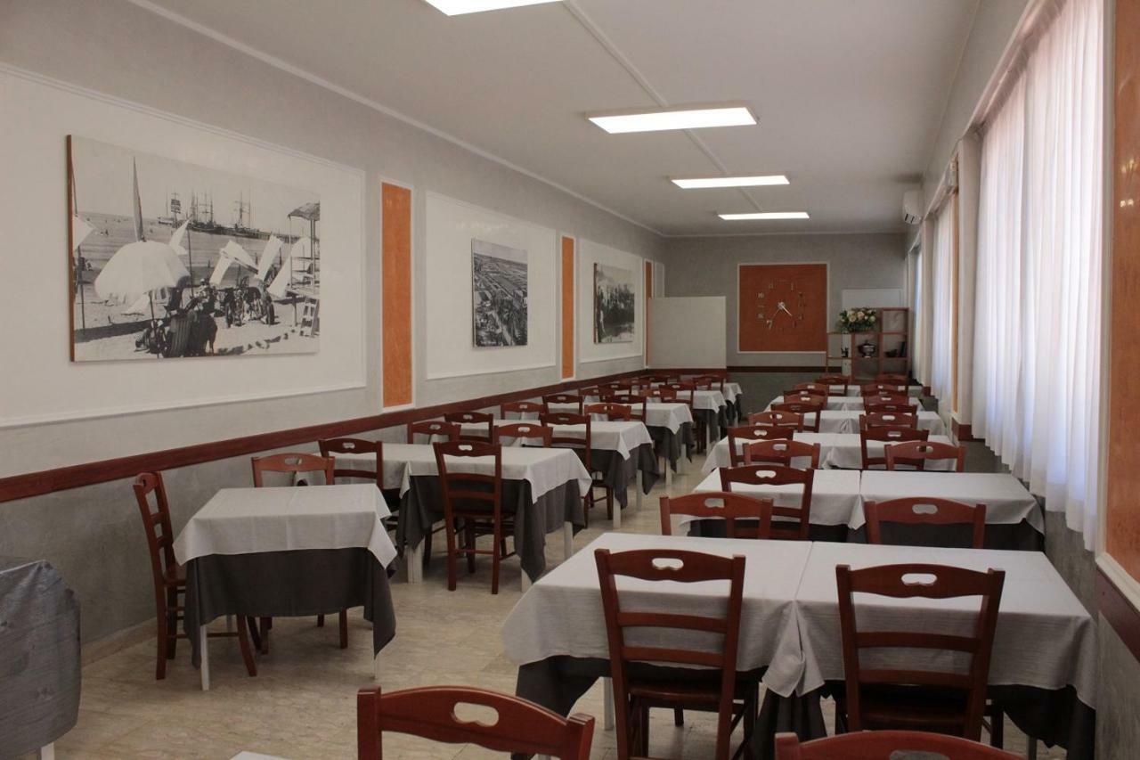 Hotel Derna Viareggio Buitenkant foto