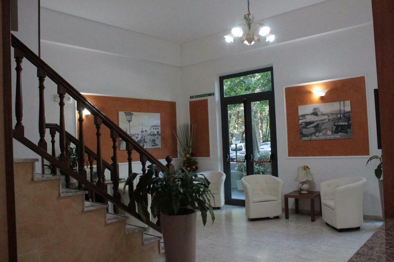 Hotel Derna Viareggio Buitenkant foto