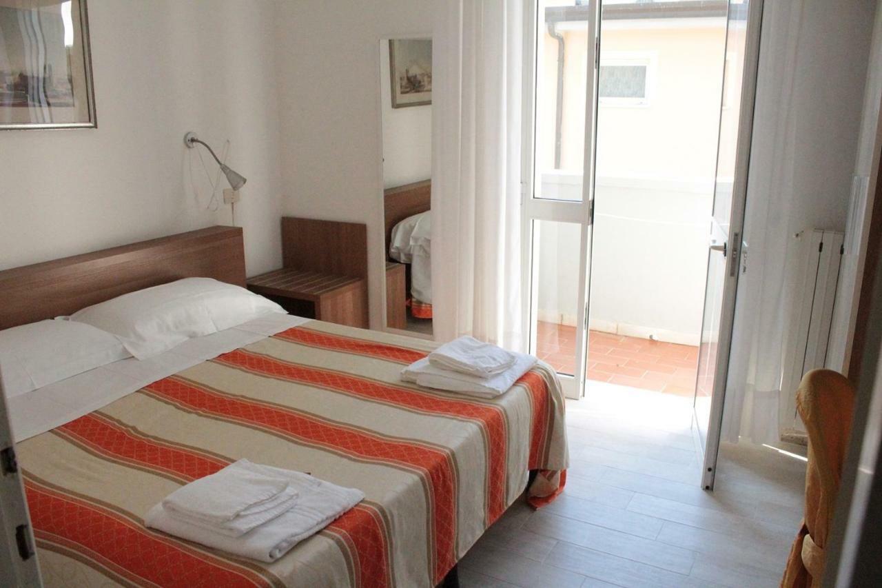 Hotel Derna Viareggio Buitenkant foto