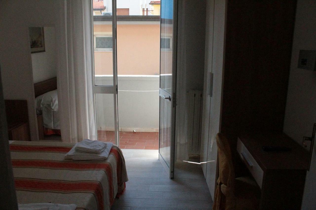 Hotel Derna Viareggio Buitenkant foto