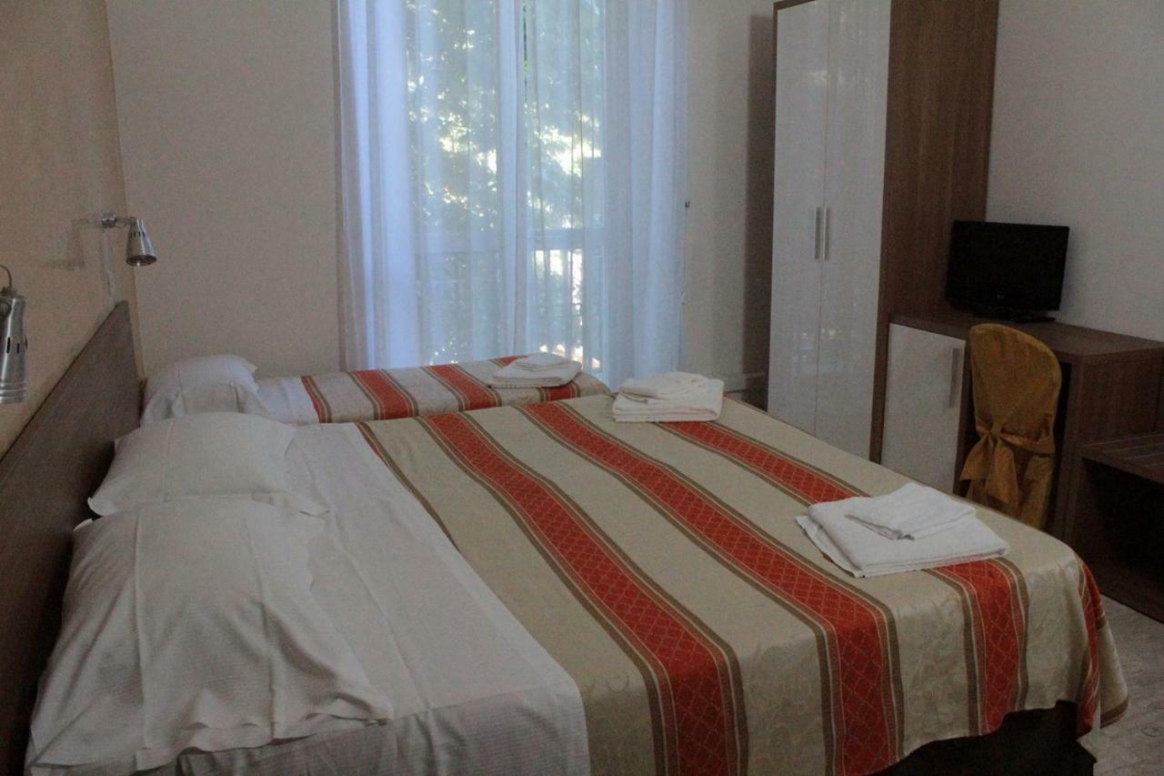 Hotel Derna Viareggio Buitenkant foto